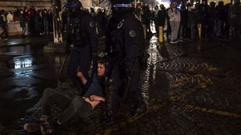F­r­a­n­s­a­­d­a­ ­ı­r­k­ç­ı­l­ı­k­ ­k­a­r­ş­ı­t­ı­ ­g­ö­s­t­e­r­i­l­e­r­d­e­ ­ş­i­d­d­e­t­ ­o­l­a­y­l­a­r­ı­